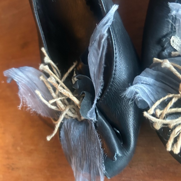 Hispanitas Made in Spain Spanish.3-D floral detail. Leather heels size 39.US 8.5 - Picture 3 of 16